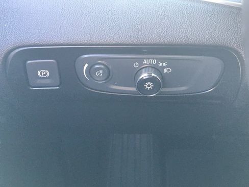 Used 2018 Buick Enclave Essence FWD image 19