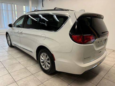 Used 2017 Chrysler Pacifica Touring-L image 7