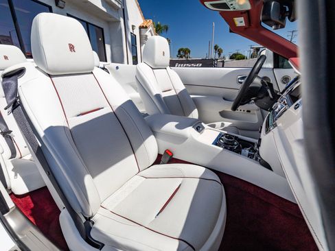 Used 2017 Rolls-Royce Dawn image 43
