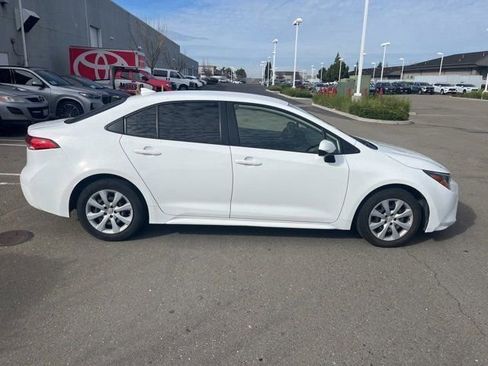Used 2022 Toyota Corolla LE image 3