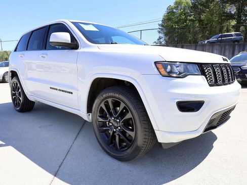 Used 2018 Jeep Grand Cherokee Altitude RWD image 9