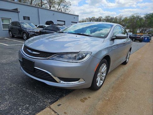 Used 2015 Chrysler 200 Limited w/ Convenience Group image 3