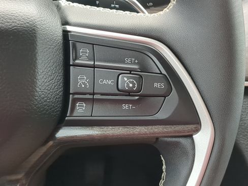 Used 2023 Jeep Grand Cherokee L Limited AWD/4WD image 25