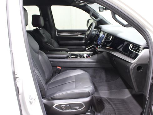 Used 2022 Jeep Wagoneer Series III AWD/4WD image 29