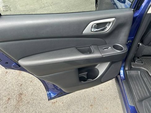 Used 2019 Nissan Pathfinder SL AWD/4WD image 28
