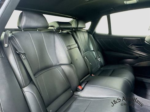 Used 2019 Lexus LS 500 w/ Accessory Package (Z2) image 33