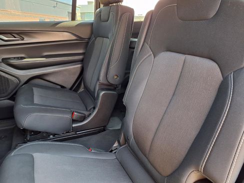 Used 2023 Jeep Grand Cherokee L Laredo image 6