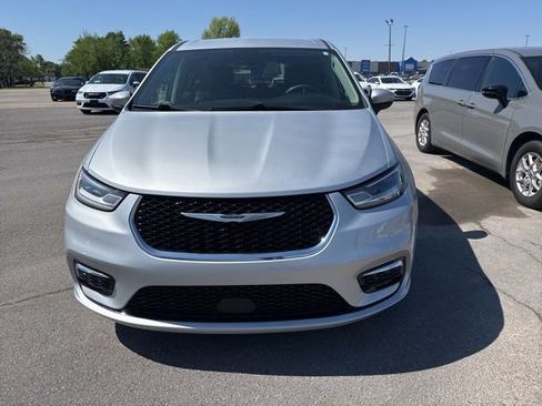 Used 2023 Chrysler Pacifica Touring-L FWD image 3