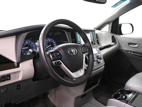 Used 2017 Toyota Sienna XLE Premium image 18