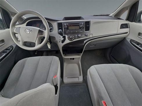 Used 2011 Toyota Sienna image 14