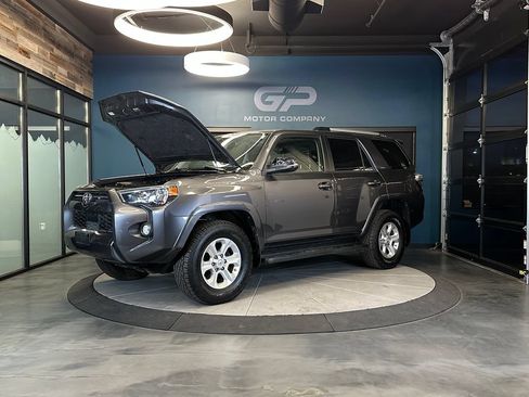 Used 2020 Toyota 4Runner SR5 Premium w/ Moonroof Package AWD/4WD image 25