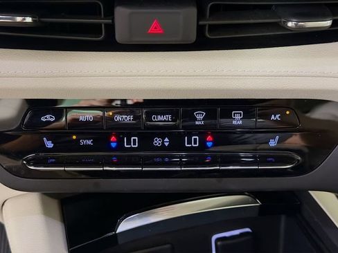 Used 2022 Buick Envision Essence w/ Technology Package I FWD image 19