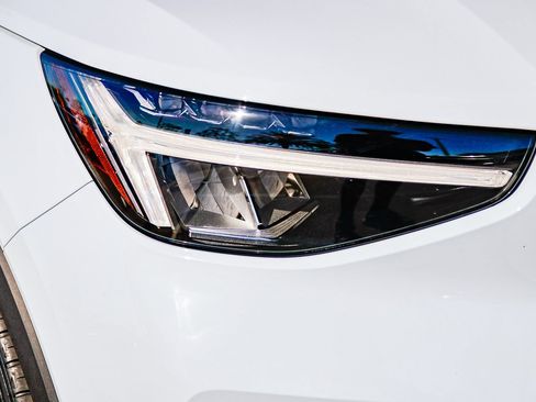 Used 2025 Volvo XC40 B5 Core image 12