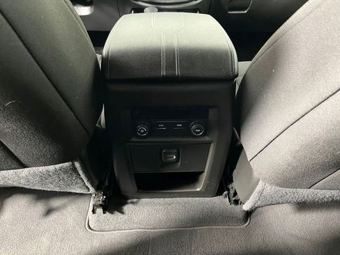 Used 2023 Chevrolet Traverse LT image 40