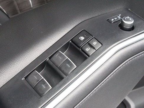 Used 2023 Toyota Highlander Limited image 11