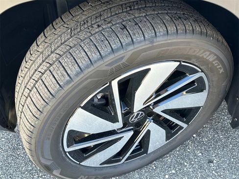 New 2025 Volkswagen Atlas SEL image 11