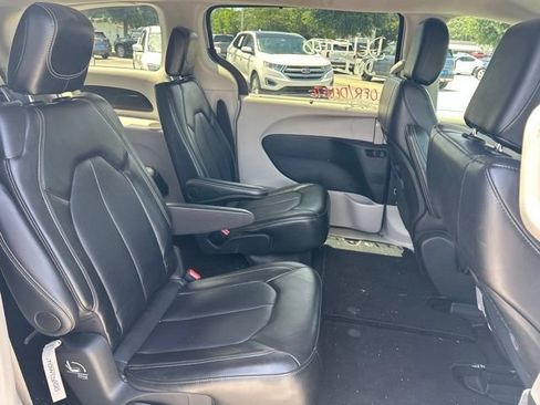 Used 2024 Chrysler Pacifica Touring-L FWD image 14