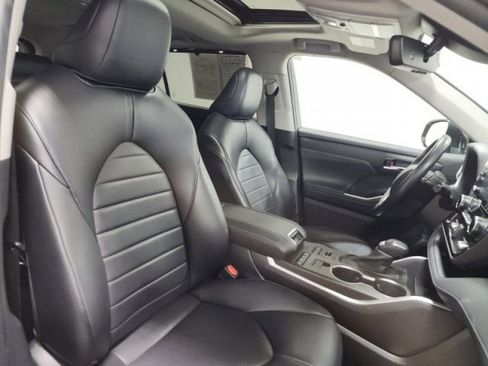 Used 2022 Toyota Highlander XLE AWD/4WD image 18