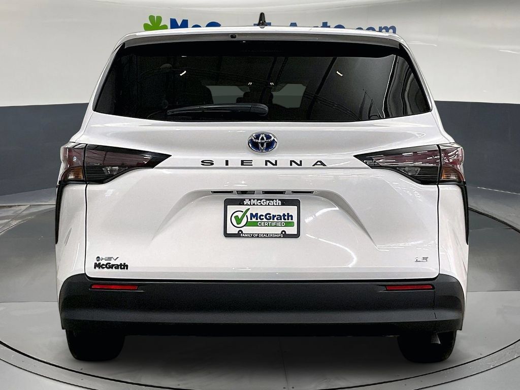 Used 2025 Toyota Sienna LE FWD image 6