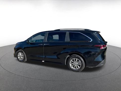 Used 2025 Toyota Sienna XLE image 10