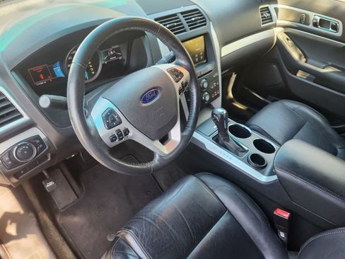 Used 2013 Ford Explorer XLT FWD image 2