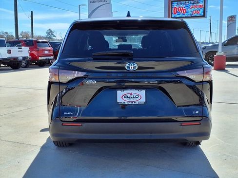 Certified 2025 Toyota Sienna LE image 7