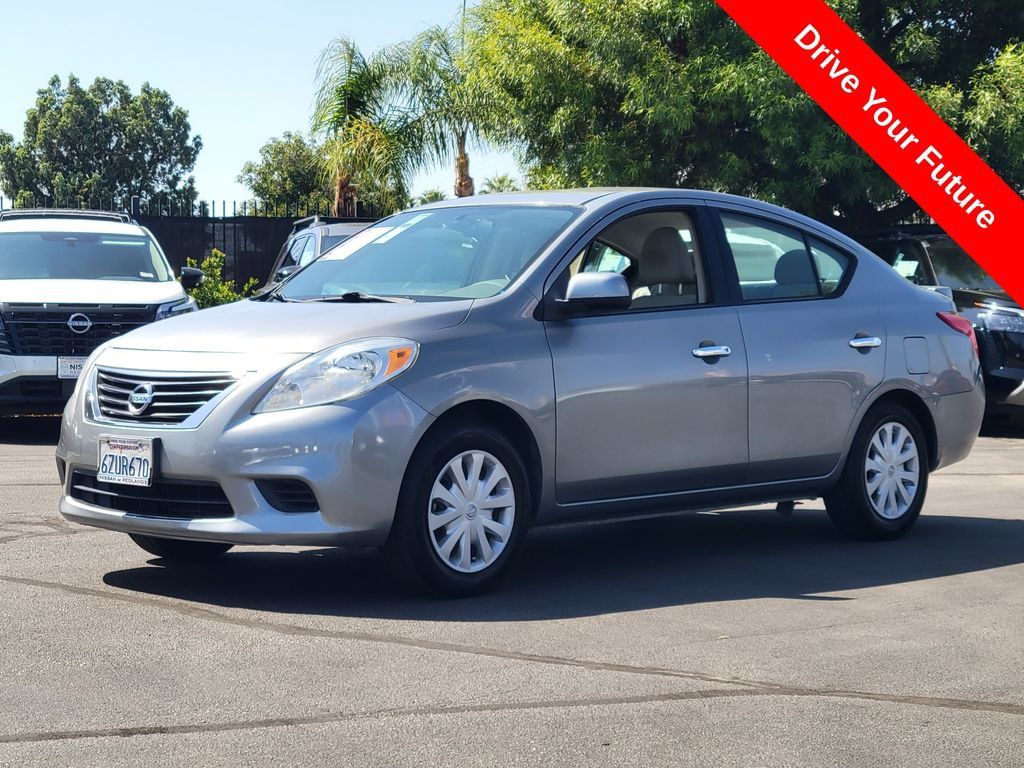 Used 2014 Nissan Versa SV FWD image 2