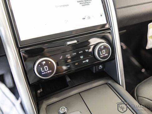 Used 2024 Land Rover Discovery S image 28