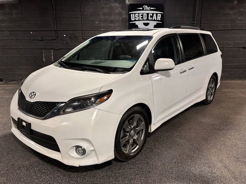 Used 2017 Toyota Sienna SE Premium FWD image 1