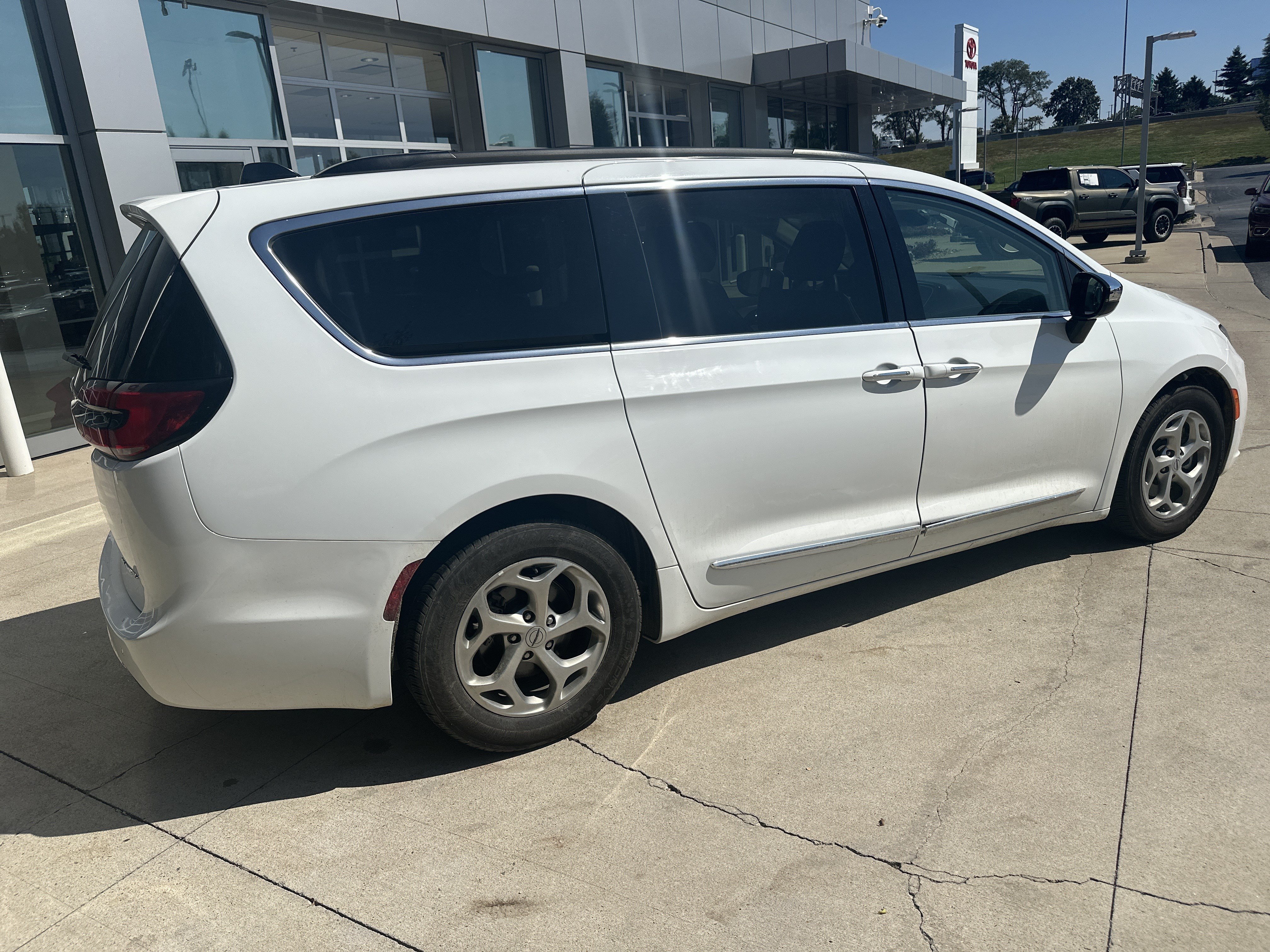 Used 2023 Chrysler Pacifica Limited FWD image 5