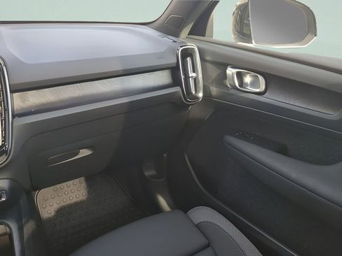 Used 2023 Volvo C40 Recharge Core image 25