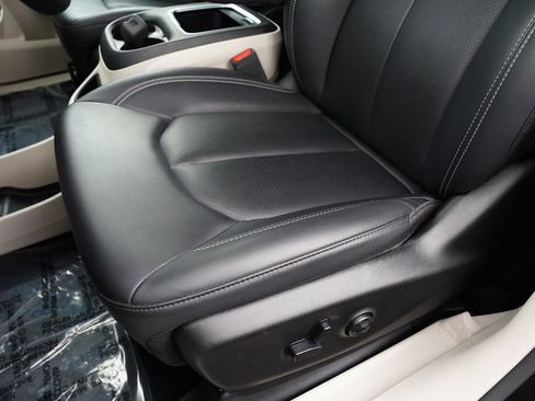 Used 2024 Chrysler Pacifica Touring-L image 24