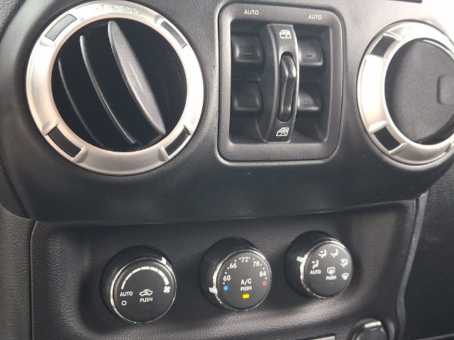 Used 2017 Jeep Wrangler Unlimited Sahara w/ Connectivity Group AWD/4WD image 15