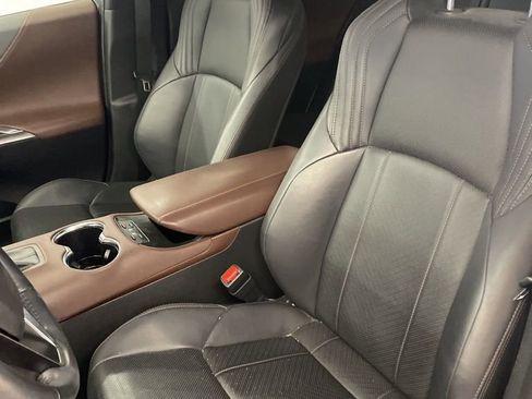Used 2023 Toyota Venza Limited image 13