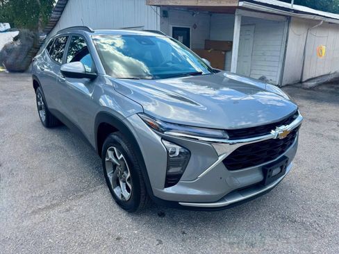 Used 2025 Chevrolet Trax LT FWD image 10