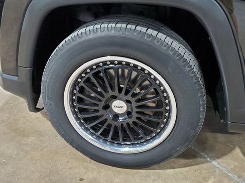 Used 2019 Jeep Compass Latitude FWD image 31