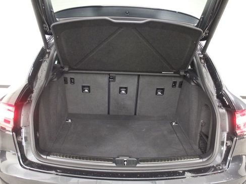 Certified 2025 Porsche Macan AWD/4WD image 34