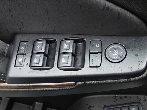 Used 2019 Chevrolet Suburban LT image 33