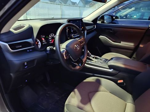 Used 2021 Toyota Highlander LE image 7
