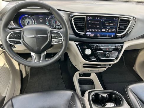 Used 2023 Chrysler Pacifica Touring-L FWD image 2