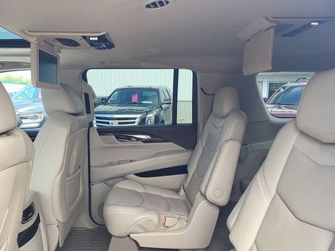 Used 2017 Cadillac Escalade ESV Luxury AWD/4WD image 18