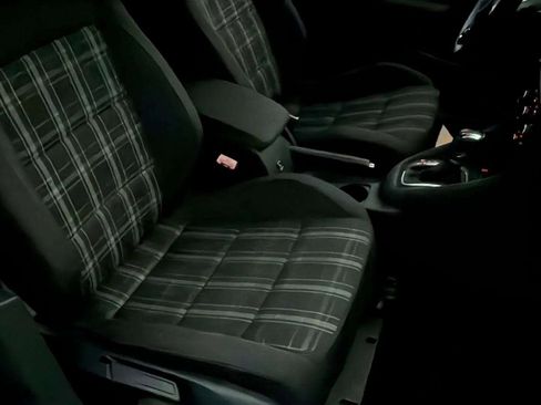 Used 2011 Volkswagen Golf 4-Door image 28