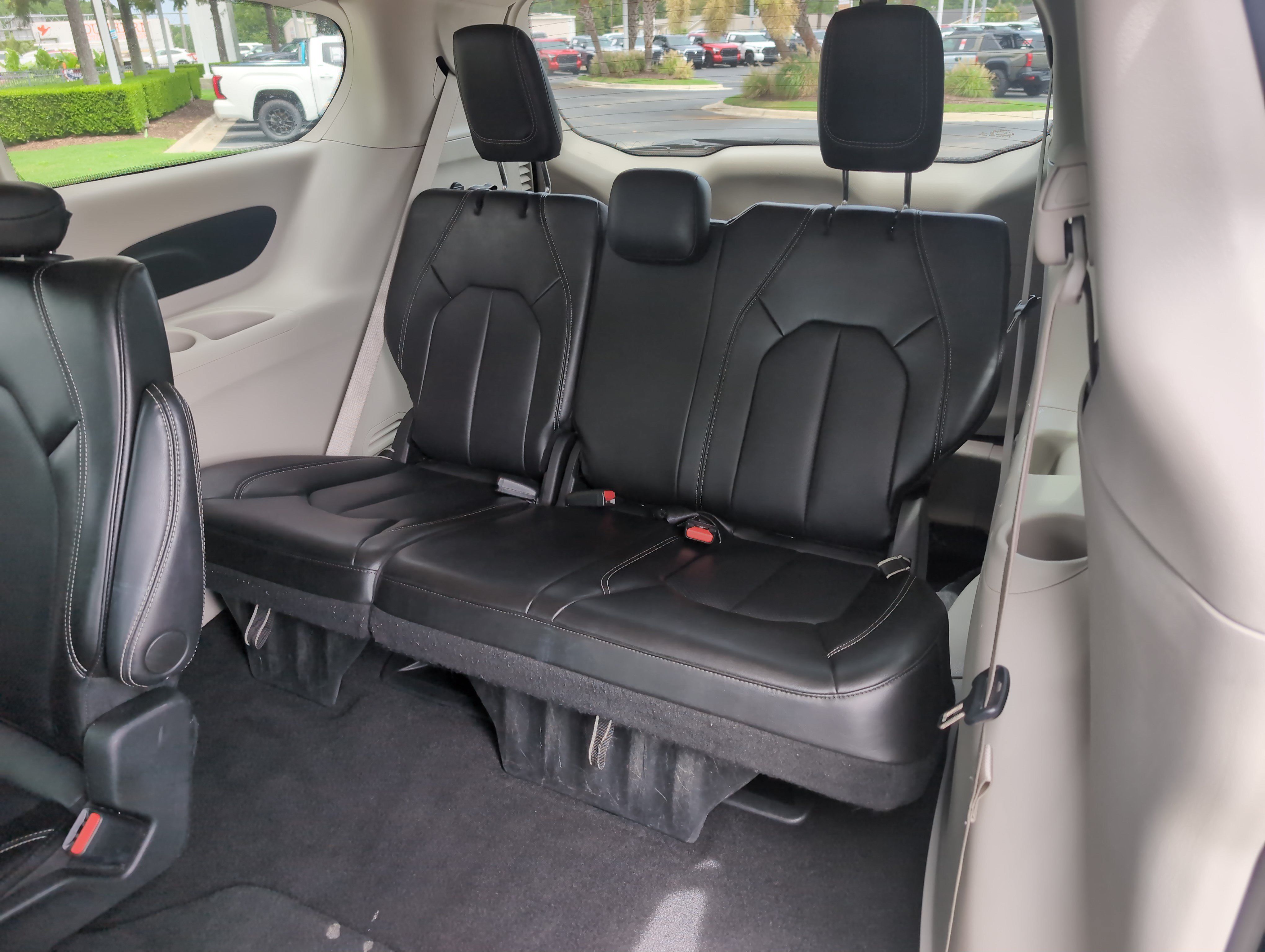 Used 2024 Chrysler Pacifica Touring-L FWD image 30