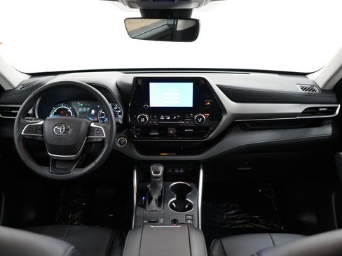 Used 2025 Toyota Highlander XLE AWD/4WD image 13