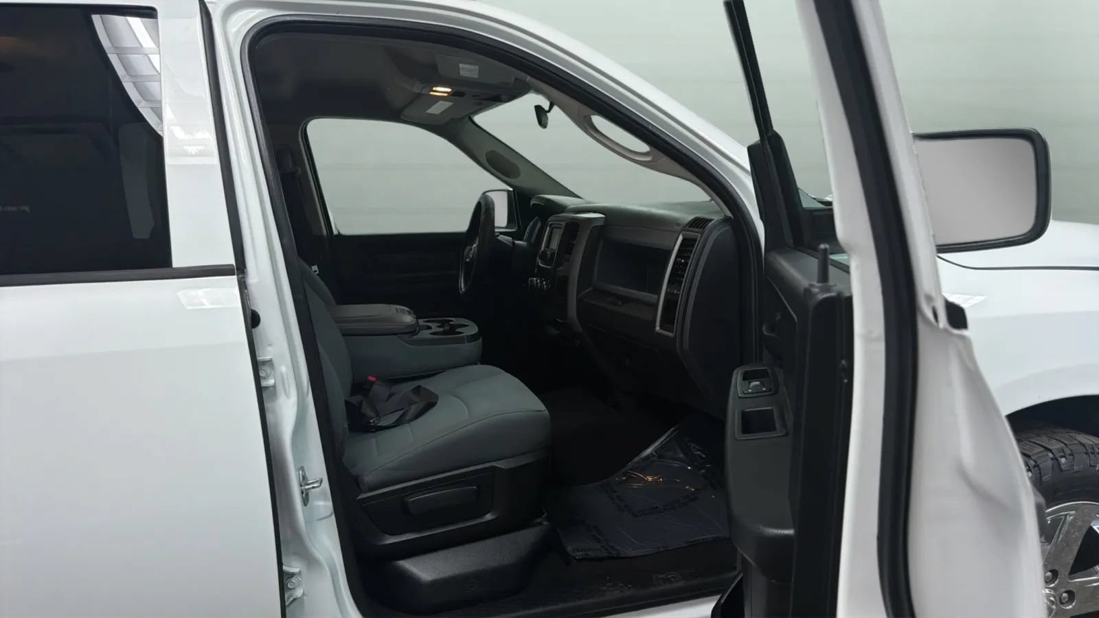 Used 2017 RAM 1500 Express w/ Express Value Package RWD image 21