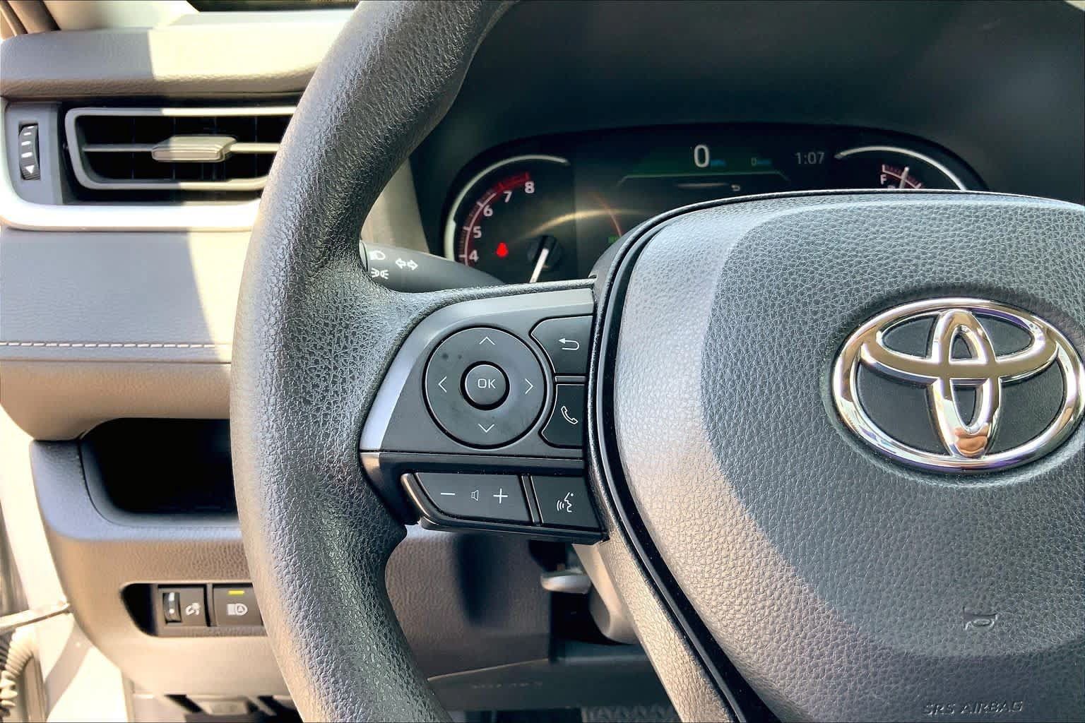 Used 2025 Toyota RAV4 XLE FWD image 24