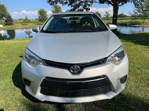 Used 2016 Toyota Corolla LE FWD image 2