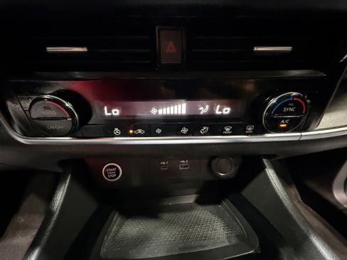 Used 2022 Nissan Rogue SV w/ SV Premium Package image 12