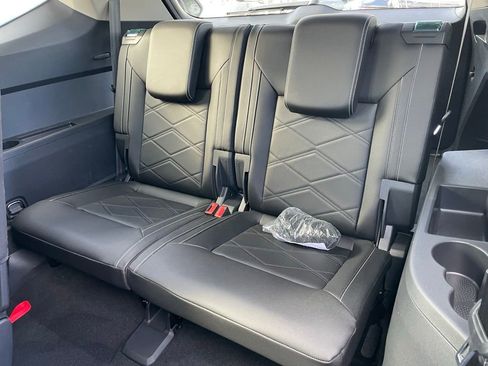 Certified 2025 Volkswagen Atlas SE w/ Black Wheel Package image 8