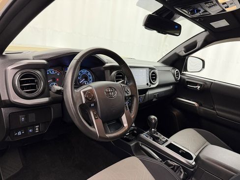Used 2020 Toyota Tacoma TRD Off-Road AWD/4WD image 9